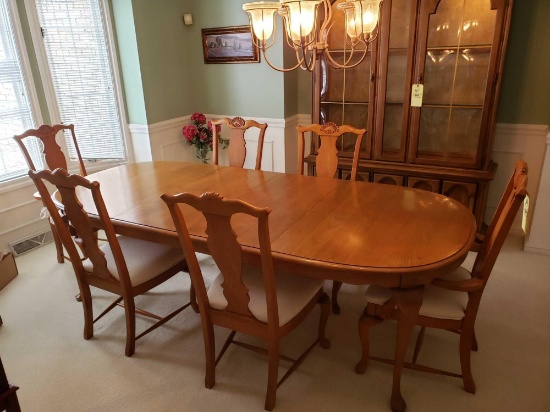 Broyhill oak dining table with 6 chairs