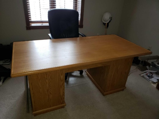 Large oak desk w/ office chair