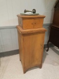 Victor style VV-VI phonograph with oak record cabinet