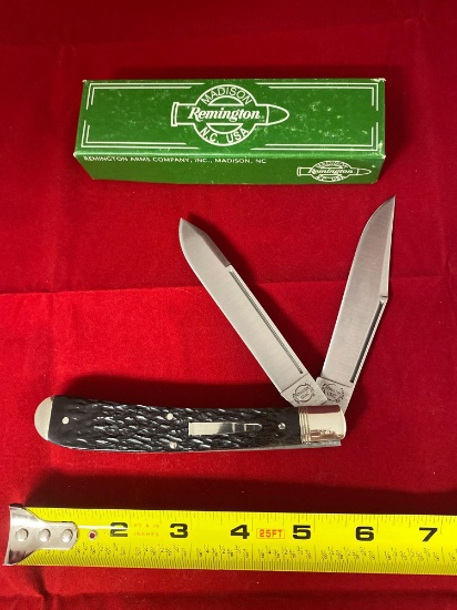 1998 Remington #R293 pocket knife w/ box.
