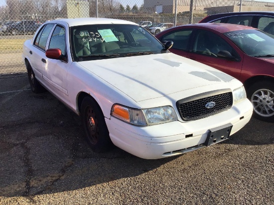 #191155 -2009 FORD CROWN VIC. WHITE 4 DR. SED. - Vin #2FAHP71V49X109079 - No Key - Salvage Title