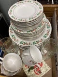 Dishes Hollyberry Gibson 2 flats