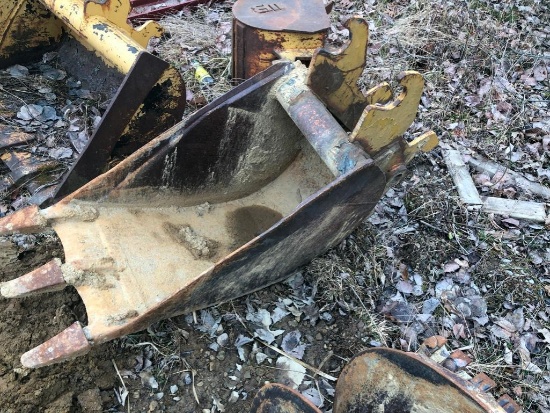 18-inch tooth bucket off John Deere 50 Excavator