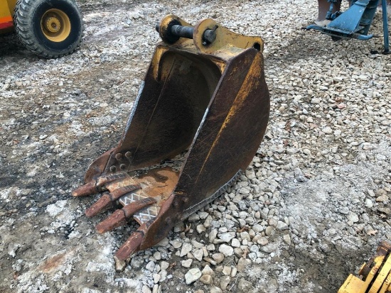 John Deere 33-inch tooth bucket