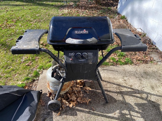 Char-Broil grill with cover