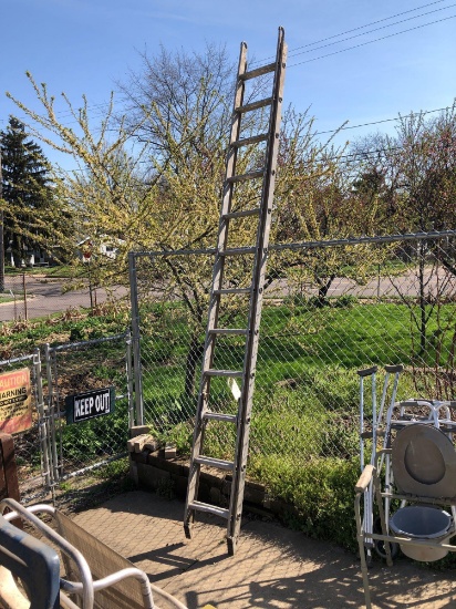 Aluminum extension ladder