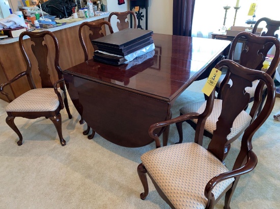 Thomasville Queen Anne style dining table w/ (6) chairs.