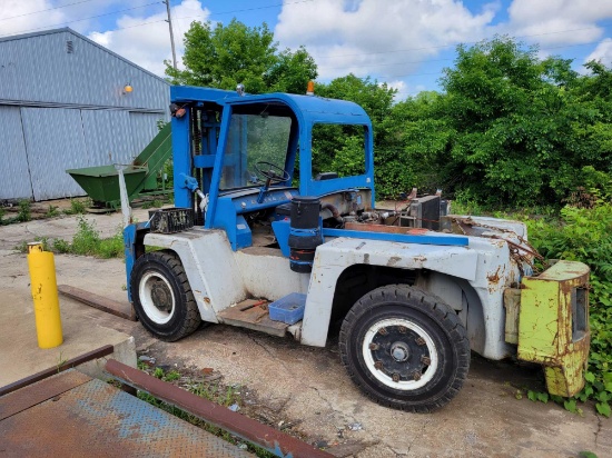 Clark tow motor 90487, needs brakes and master cylinder, 4,383 hrs.