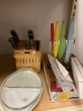 Chicago cutlery knife block, Pyrex dish with lid, and other various knives