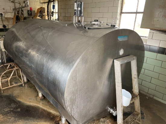 Mueller 1,000 gallon bulk tank