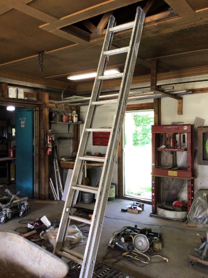 Aluminum extension ladder. 17'