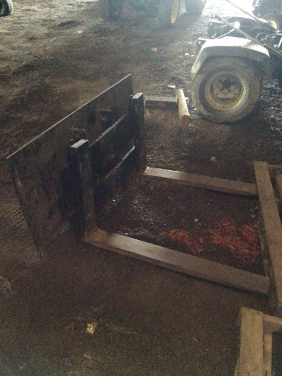 Quick attach pallet forks.