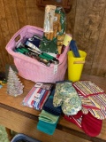 Many oven mitts and aprons - towels