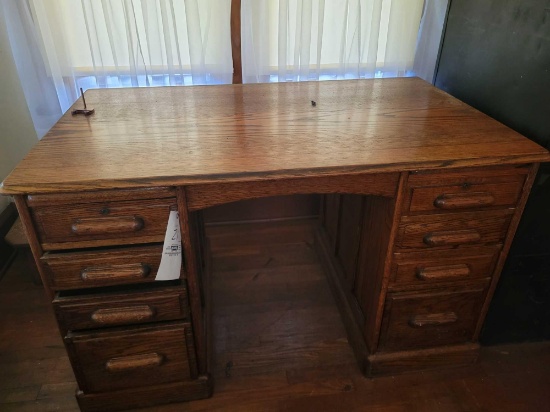 Oak knee hole desk 31 x 50 inches wide