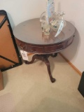 Mahogany drum table with one drawer and glass top, (contents not included)