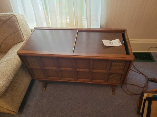 Vintage magnavox stereo cabinet