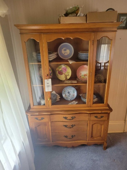 One piece hutch with glass door