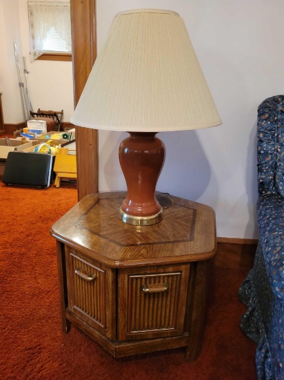 2 matching end tables, coffe table, 2 matching lamps