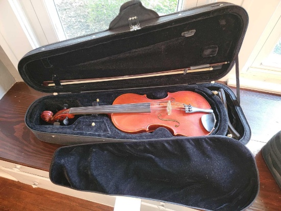 Johannes Kohr Model K400V Violin with Bow in Case