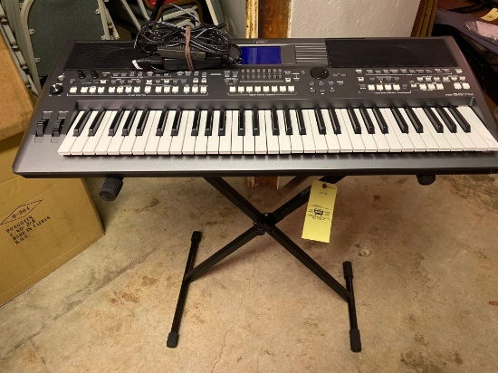 Yamaha PSR-S670 keyboard organ w/ foldaway stand.