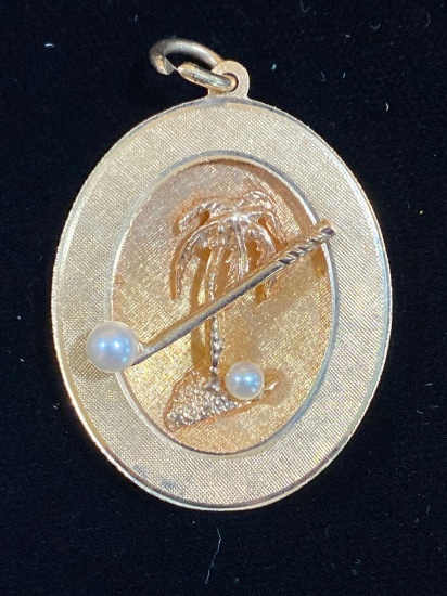 14K Gold golf & palm tree pendant, 11.8 grams.