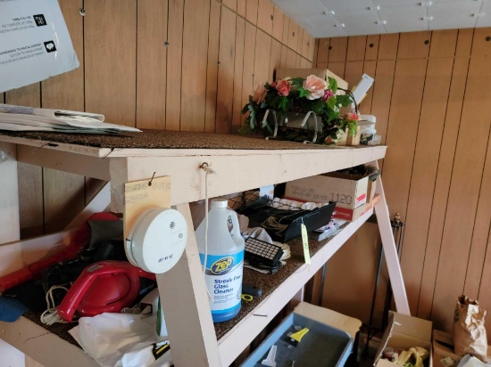 Contents on Shelves, Decor