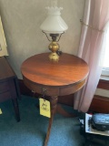 Round stand with lamp