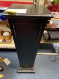 Pedestal with removable top