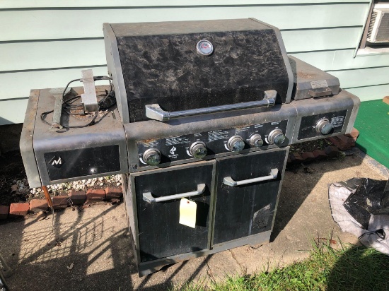 BBQ grill with spit attachment