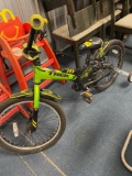 Trek bicycle with training wheels