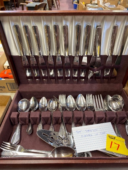Set stainless flatware in chest