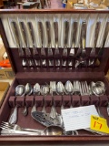 Set stainless flatware in chest