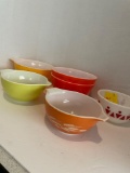 6 Pyrex bowls