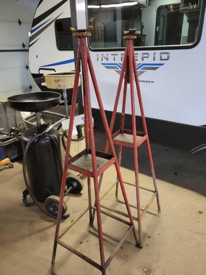 Pair of lift stands