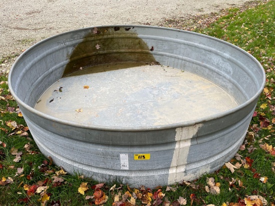 Round galvanized 700-gallon water tank