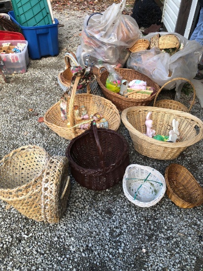 Baskets, figurines