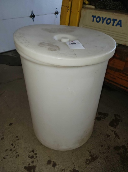 Plastic 55 gallon barrel with lid