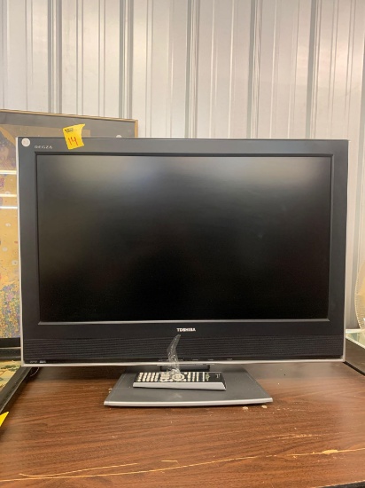 Toshiba 32 inch flat screen TV with remote