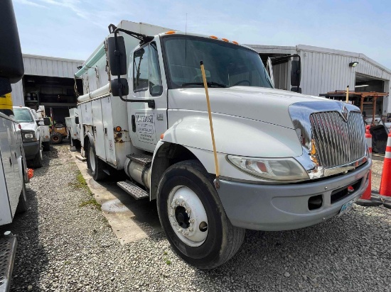 2003 International 4300 Utility/Service truck w/ DT466 diesel engine, auto trans.