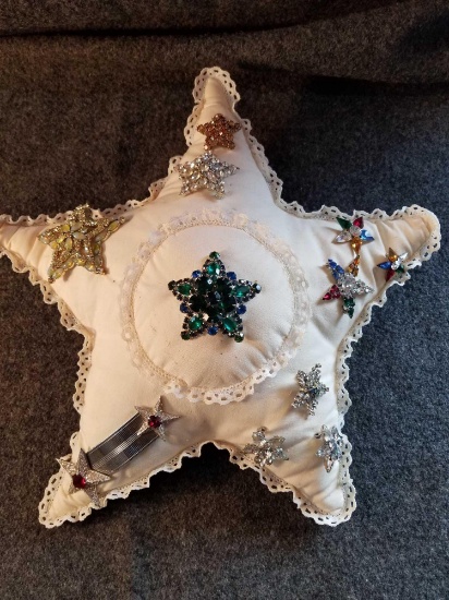 Star pillow with broaches