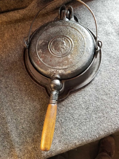 Wapak cast iron waffle iron