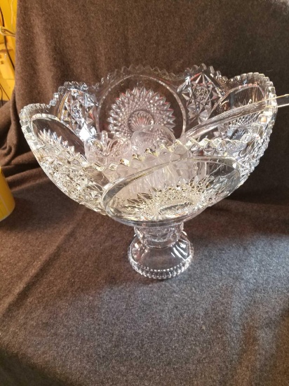 Punch bowl with 4 glasses and glass laddle