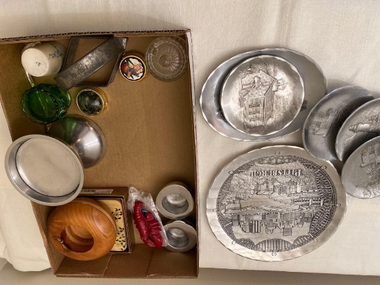 1 flat Miscellaneous collectibles, handmade plates, glass, coasters etc