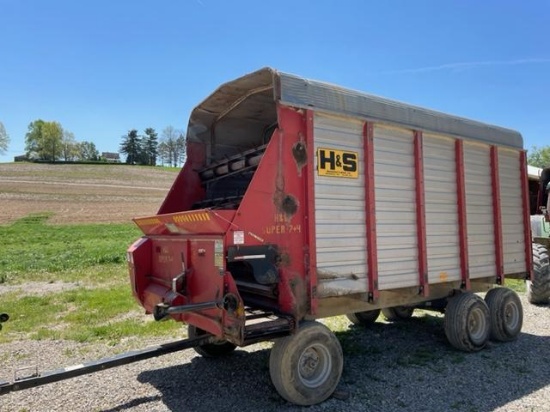 H & S 7+4 16 ft. tandem axle forage wagon