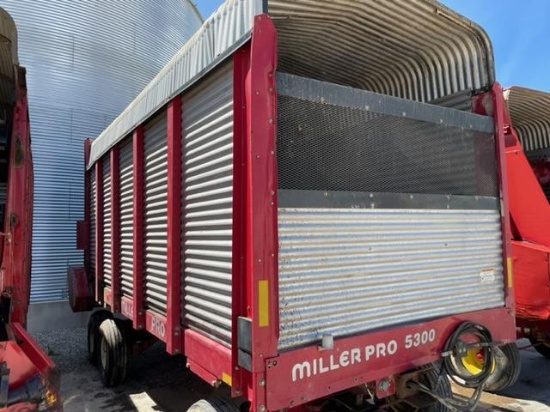 Miller pro 5300 forage wagon