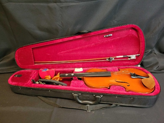 Unmarked violin with cloth case