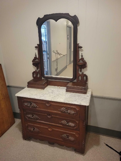 Victorian marble top dresser with hankie drawers and mirror, (dresser has separation at base, needs