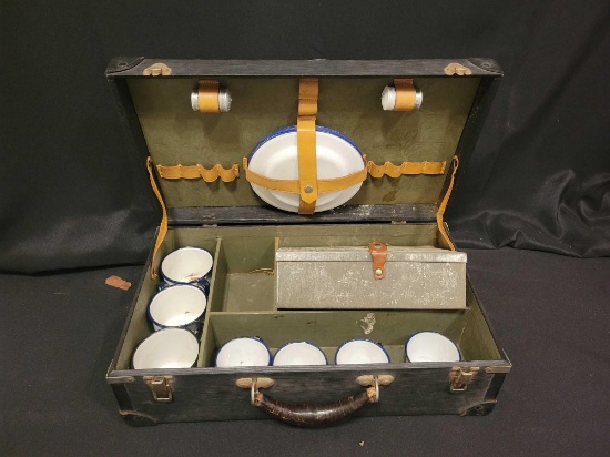 Vintage graniteware picnic set with case