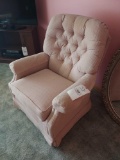 Swiveling Lounge Chair