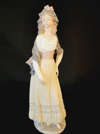 LLADRO figurine, elegantly dressed lady